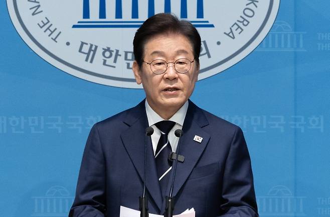 제21대 대통령선거에 출마를 선언한 이재명 더불어민주당 전 대표가 지난 11일 서울 여의도 국회 소통관에서 기자회견을 열고 비전 및 캠프 인선을 발표하고 있다. 사진=뉴스1