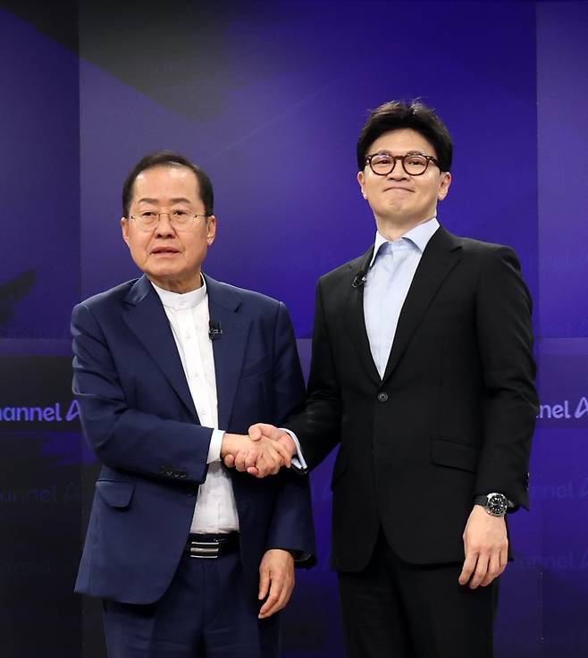 25일 오후 종로구 동아미디어센터 채널A스튜디오에서 국민의힘 대선 2차 경선 진출자인 한동훈, 홍준표(왼쪽) 후보가 기념촬영을 하고 있다. 일대일 맞수 토론은 2차경선 진출자 4명이 일대일 맞수토론 형식으로 진행된다. /사진=뉴시스화상