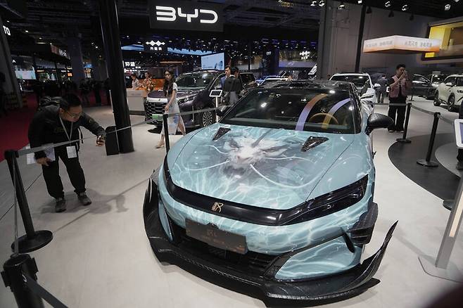 23일 상하이모터쇼의 비야디(BYD) 전시장. 상하이/AP 연합뉴스