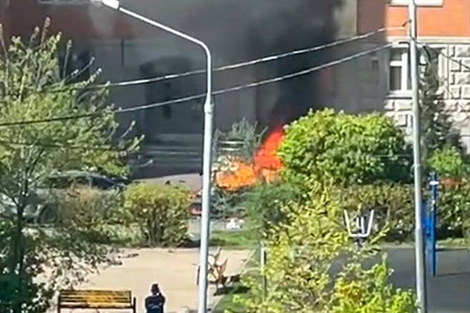 25일 러시아 모스크바 외곽 도시 발라시하에서 차량 폭발 사건이 일어나 검은 연기가 치솟고 있는 모습이 찍힌 동영상 중 한 장면. 이 사건으로 러시아 국방참모본부 작전총국 부국장인 야로슬라프 모스칼릭 중장이 숨졌다. 타스 연합뉴스