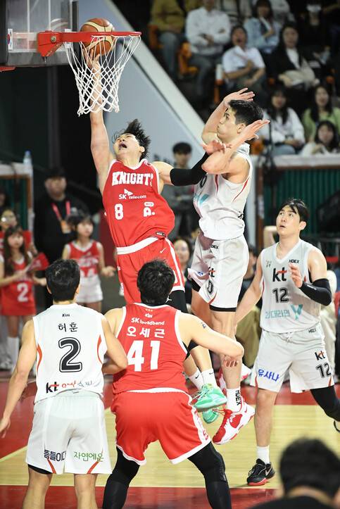 서울 에스케이(SK) 안영준(8번)이 25일 서울 잠실학생체육관에서 열린 2024~2025 남자프로농구 4강 플레이오프 2차전 승리를 이끌었다. 한국농구연맹 제공