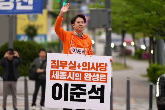 이준석 개혁신당 대선 후보가 2025년 4월21일 세종 성금교차로에서 출근길 시민들에게 인사하고 있다. 이 후보가 ‘여성가족부 폐지’ 등 내용을 담은 정부조직 개편안을 공약하자, 김재연 진보당 대선후보는 “리틀 윤석열이냐”며 “성별 임금격차는 여전히 OECD 최고 수준이고, 여성의 경력단절과 노동시장 차별은 개선되지 않았으며, 딥페이크를 포함한 신종 디지털 성범죄는 날로 심각해지고 있다”고 비판했다. 연합뉴스