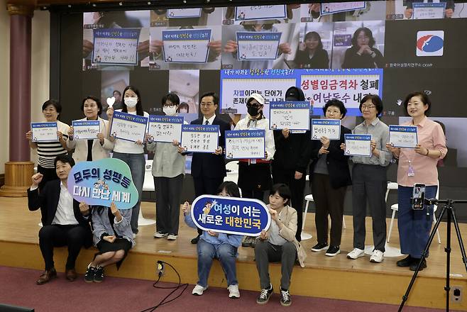 김동연 제21대 대선 더불어민주당 경선 후보와 간담회 참가자들이 2025년 4월21일 오후 국회 의원회관에서 열린 ‘모두의 성평등, 다시 만난 세계’ 여성간담회에서 자신들이 원하는 여성정책을 들고 기념사진을 찍고 있다. 김명진 기자