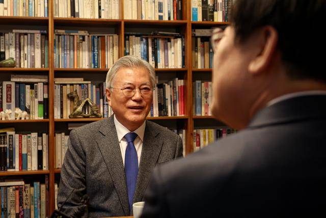 문재인 전 대통령이 지난 1월 30일 경남 양산 평산마을을 찾은 이재명 더불어민주당 대표와 대화하고 있다. 더불어민주당 제공