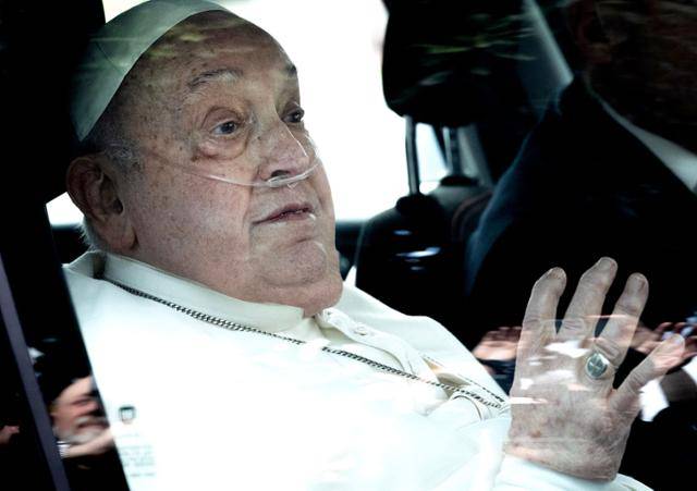 프란치스코 교황이 지난달 23일 로마 제멜리 병원에서 5주 동안 폐렴으로 입원한 뒤 차를 타고 퇴원하며 군중들에게 손을 흔들고 있다. 로마=AFP 연합뉴스