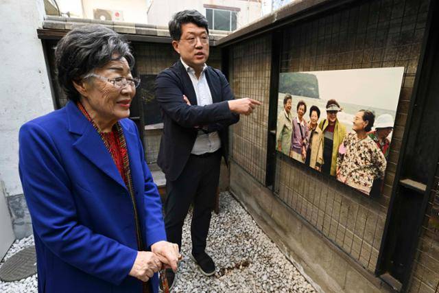 8일 대구 중구 희움 일본군 '위안부' 역사관에서 이용수 할머니와 서혁수 정신대할머니와함께하는시민모임 대표가 '위안부' 피해자들의 생전 사진을 보며 대화하고 있다. 대구=강예진 기자