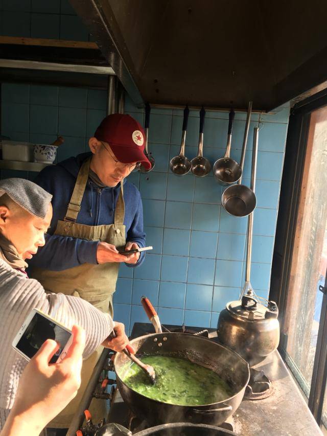 강민구 셰프가 전남 장성에 위치한 백양사 천진암에서 정관 스님이 방풍나물을 이용해 죽을 끓이는 방법을 기록하고 있다. 강민구 제공