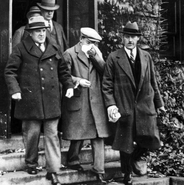 아동 성폭행·살해범 고든 노스콧(가운데)이 1928년 경찰에 연행되고 있다. 로스앤젤레스 공립도서관