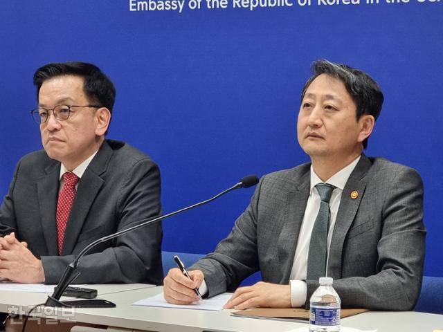 최상목(왼쪽) 부총리 겸 기획재정부 장관과 안덕근 산업통상자원부 장관이 24일 미국 워싱턴 주미대사관에서 한미 ‘2+2 통상 협의’ 첫 회의 결과를 소개하는 브리핑을 열어 취재진의 질문을 듣고 있다. 워싱턴=권경성 특파원