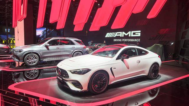 23일 2025 오토상하이(상하이 모터쇼)가 열린 중국 상하이 국립전시컨벤션센터 내 메르세데스-벤츠 부스에 벤츠 차량이 전시돼 있다. 한국자동차기자협회 제공