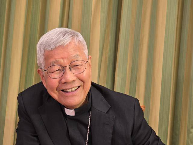 유흥식 라자로 추기경이 24일 바티칸 성직자부 사무실에서 7개 한국 언론과 만나 대화하고 있다. 바티칸=신은별 특파원