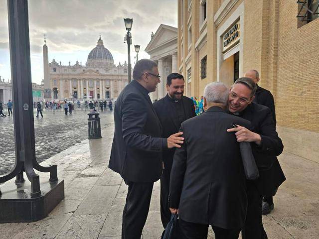 유흥식(뒷모습) 라자로 추기경이 24일 성직자부에 소속된 이들과 반갑게 인사하고 있다. 유 추기경은 기자들과 있을 때 마주친 모든 이와 친근하게 인사했다. 바티칸=신은별 특파원