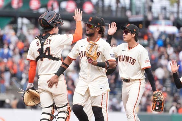 이정후(오른쪽 첫 번째)가 25일(한국시간) 밀워키전에서 짜릿한 역전승을 거둔 후 동료들과 승리를 자축하고 있다. 샌프란시스코=AP 뉴시스