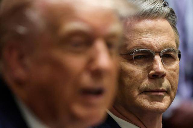 스콧 베선트(오른쪽) 미국 재무장관이 24일 워싱턴 백악관에서 요나스 가르 스퇴르 노르웨이 총리와 회담하는 도널드 트럼프(왼쪽) 대통령을 지켜보고 있다. 워싱턴=로이터 연합뉴스