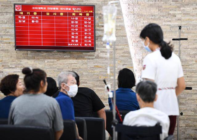지난해 7월 12일 서울 성북구 고려대학교 안암병원에서 환자들이 진료 순서를 기다리고 있다. 한국일보 자료사진