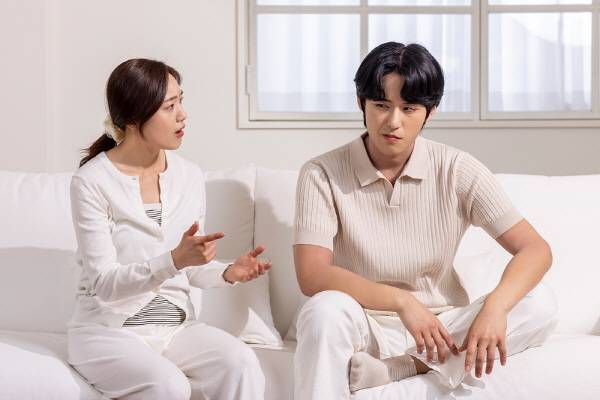 한쪽 입꼬리만 올리며 짓는 미소는 이혼 가능성을 약 94%의 정확도로 예측할 수 있는 신호라는 전문가의 분석이 나왔다.​/사진=클립아트코리아