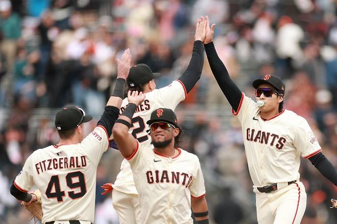 <yonhap photo-2333=""> SAN FRANCISCO, CALIFORNIA - APRIL 24: Jung Hoo Lee #51 celebrates with Tyler Fitzgerald #49, Heliot Ramos #17, and Willy Adames #2 of the San Francisco Giants after they beat the Milwaukee Brewers at Oracle Park on April 24, 2025 in San Francisco, California. Ezra Shaw/Getty Images/AFP (Photo by EZRA SHAW / GETTY IMAGES NORTH AMERICA / Getty Images via AFP)/2025-04-25 07:44:07/ <저작권자 ⓒ 1980-2025 ㈜연합뉴스. 무단 전재 재배포 금지, AI 학습 및 활용 금지></yonhap>