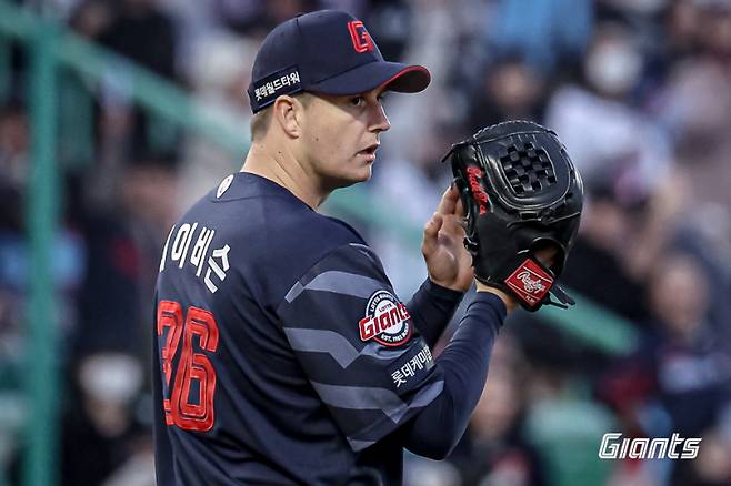 지난달 25일 인천 SSG전에 선발 등판한 데이비슨이 타구 처리를 지켜보고 있다. 롯데 제공