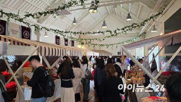 24일 열린 경기 이천 시몬스 테라스 '파머스 마켓'이 방문객들로 북적이고 있다. [사진=진광찬 기자]