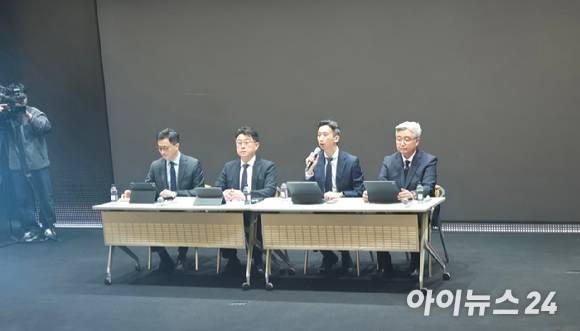 SKT 임원들이 25일 SK텔레콤 T타워 4층 SUPEX홀에서 열린 고객 정보 보호조치 강화 관련 언론설명회에서 기자들의 질문에 답하고 있다. [사진=서효빈 기자]