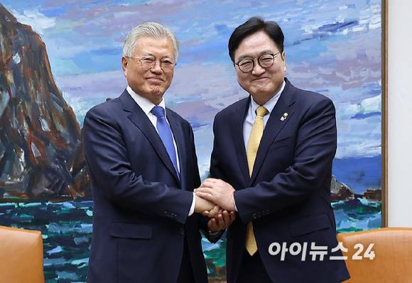 4·27 판문점선언 7주년 기념식 참석차 국회를 방문한 문재인 전 대통령이 25일 오후 서울 여의도 국회에서 우원식 국회의장과 기념촬영을 하고 있다. [사진=곽영래 기자]