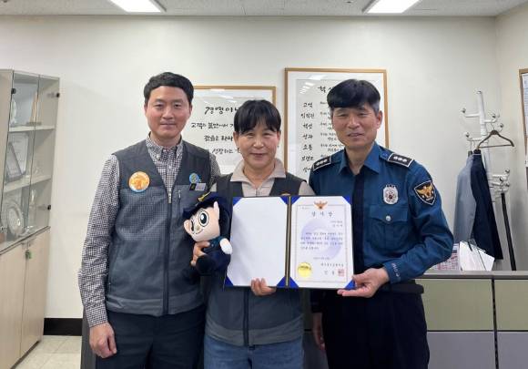 감사장 수여하는 노원지구대 관계자 [사진=대구 북부경찰서 노원지구대]