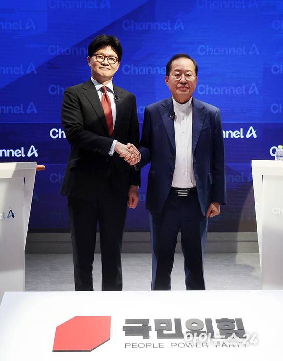 25일 오후 종로 동아미디어센터 채널A 오픈스튜디오에서 국민의힘 대선 2차 경선 진출자인 한동훈 홍준표 후보가 토론 전 악수를 하고 있다. [사진=국회사진취재단]