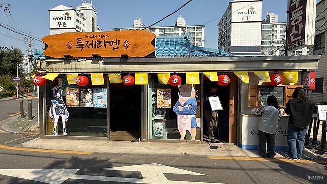 ▲ 정문에 서있는 알바생 세리카도 빠지면 섭하죠