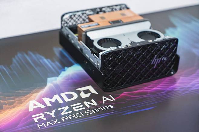 리뷰에 사용된 HP Z2 미니 G1a는 AMD 라이젠 AI 맥스+ 프로 395 프로세서가 탑재됐다 / 출처=IT동아