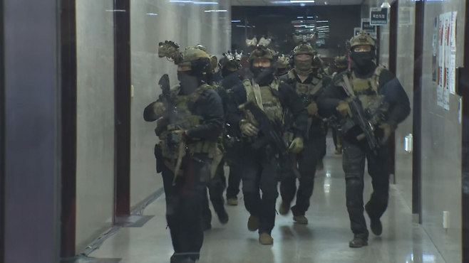 12·3 비상계엄 당시 계엄군이 국회에 들어선 모습