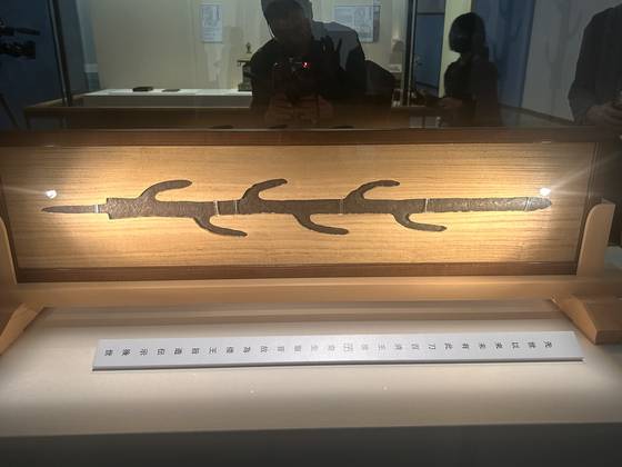 일본 나라(奈良)현 나라국립박물관 130주년 특별전 '초국보-영원의 아름다움'(6월15일까지)에 나들이한 국보 칠지도(七支刀). 몸체를 중심으로 가지 6개가 좌우로 뻗은 형태의 74.9㎝ 길이 철제 검으로 나라현 이소노카미 신궁(石上神宮) 소장품이다. 나라=강혜란 기자