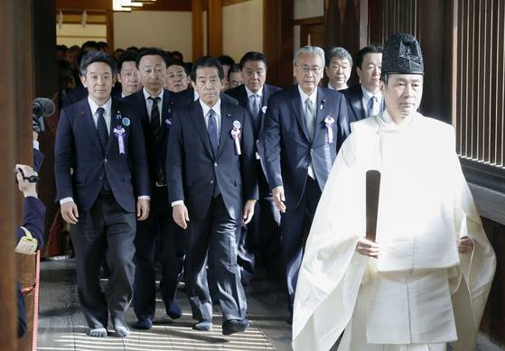 '다함께 야스쿠니신사를 참배하는 국회의원 모임' 소속 의원들이 지난 22일 야스쿠니 신사를 참배하고 있다. 연합뉴스