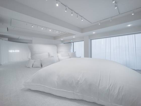 거대한 베개로 채워진 첫 공간 '코튼 속 안식(The Embrace of Cotton)’. 사진 바이레도