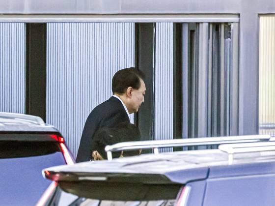 내란 우두머리 혐의로 체포된 윤석열 전 대통령이 지난 1월15일 경기 과천 고위공직자범죄수사처 청사 정문에 마련된 포토라인을 피해 뒷문으로 들어가고 있다. 김성룡 기자