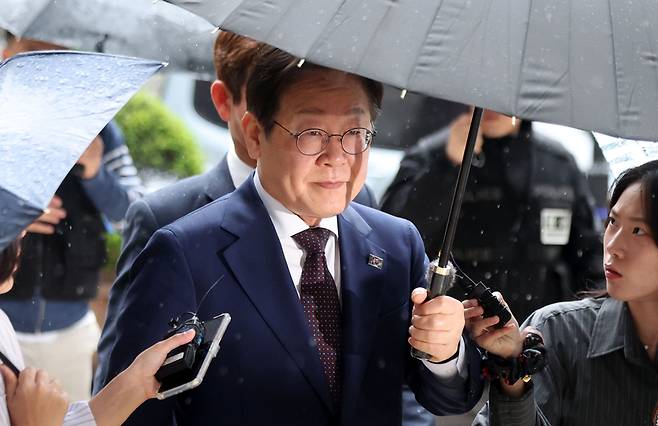 이재명 제21대 대통령 선거 더불어민주당 경선 후보가 22일 서울 서초구 서울 서초구 서울중앙지법에서 열린 대장동 배임 및 성남FC 뇌물 의혹 사건 75차 공판에 출석하고 있다. /뉴시스