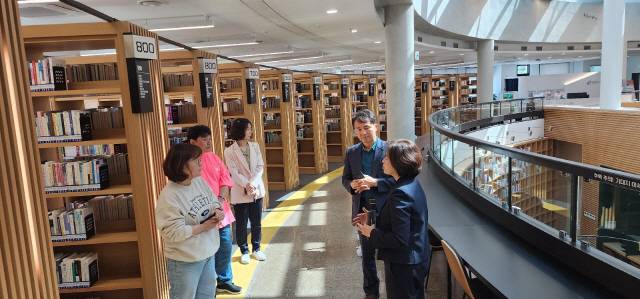 ▲ 24일 군산시 김현석 복지교육국장과 시립도서관 관계자들이 인제 기적의도서관을 방문해 심민석 관장으로부터 도서관 운영 현황 등에 관한 설명을 들었다.  이동명