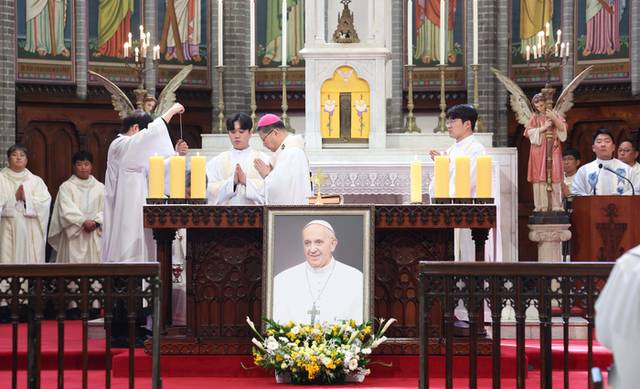 ▲ 24일 서울 중구 명동대성당에서 천주교 서울대교구장 정순택 대주교 주례로 프란치스코 교황 추모 미사가 거행되고 있다. 연합뉴스