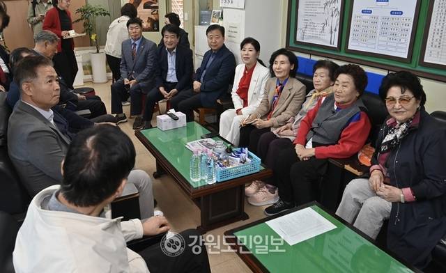 ▲ 국민의힘 김문수 대선 경선 후보의 부인 설난영 씨가 25일 춘천시 보훈회관을 방문해 관계자들과 환담을 나누고 있다. 방도겸