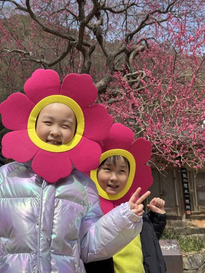 ▲ 휴대폰 카메라 부문 최우수상, 최석민 <나도 홍매화다!>[지리산 대화엄사]&nbsp;