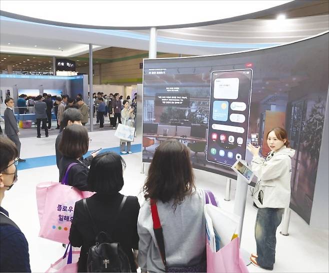 < 갤럭시 AI > 삼성전자 부스에서 관람객들이 ‘갤럭시 AI’ 기능을 체험하고 있다.  /이솔 기자
