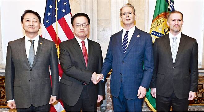 24일 한미 1차 관세협의 후 양국 정부 관계자들이 기념사진을 찍고 있다. 왼쪽부터 안덕근 산업통상자원부 장관, 최상목 경제부총리, 스콧 베선트 미국 재무장관, 제이미슨 그리어 미국 무역대표부(USTR) 대표. /기획재정부 제공