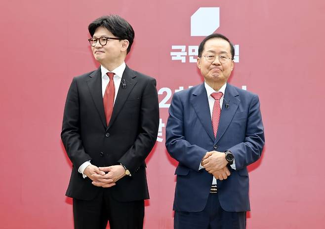 국민의힘 대선 경선에 출마한 한동훈 후보(왼쪽)와 홍준표 후보가 지난 23일 서울 여의도 국민의힘 중앙당사에서 열린 2차 경선 토론회 미디어데이에서 포즈를 취하고 있다./ 연합뉴스