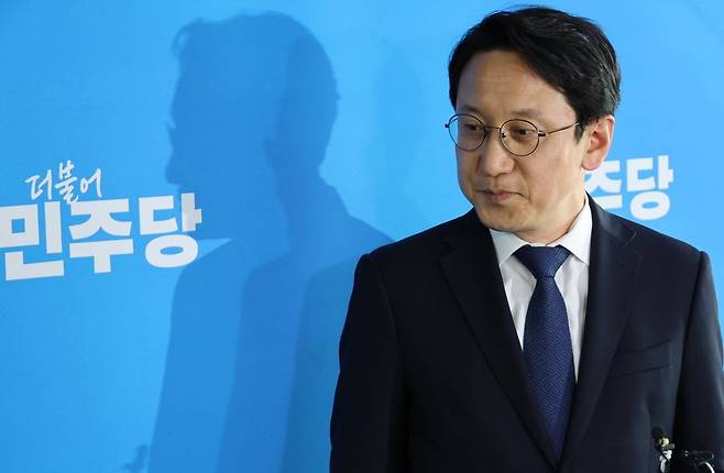 천준호 더불어민주당 의원이 지난해 4월 윤석열 대통령과 이재명 민주당 대표의 영수회담 준비를 위한 3차 실무회동 결과를 브리핑하고 있다. 뉴스1