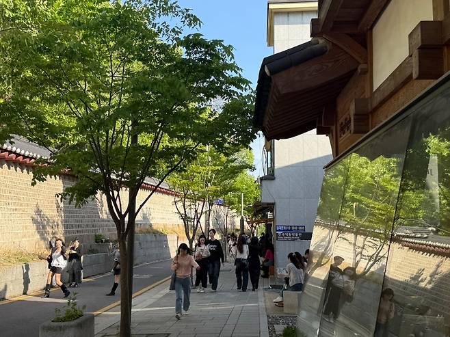 목요일 오후 5시. 서울 종로구에 위치한 '서순라길'을 찾은 젊은 인파들./사진=김유진 기자
