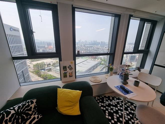 리마크빌 이스트폴 쇼룸 너머로 한강 조망이 보인다. 사진=민보름 기자