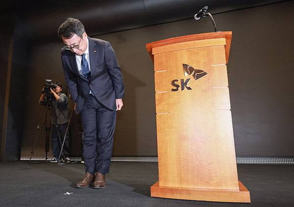 유영상 SKT 대표가 25일 유심정보 유출 피해를 사과하며 전 가입자의 유심을 교체해주겠다고 발표했다./연합뉴스