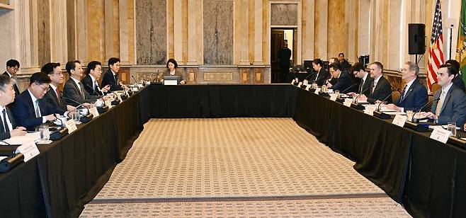 최상목 경제부총리 겸 기획재정부 장관과 안덕근 산업통상자원부 장관이 24(현지시간) 오전 8시 미국 워싱턴 D.C. 재무부 회의실에서  제이미슨 그리어 미국 무역대표부 대표, 스콧 베센트 미국 재무부 장관과 ‘한·미 2+2 통상 협의’를 진행했다. 산업통상자원부 제공