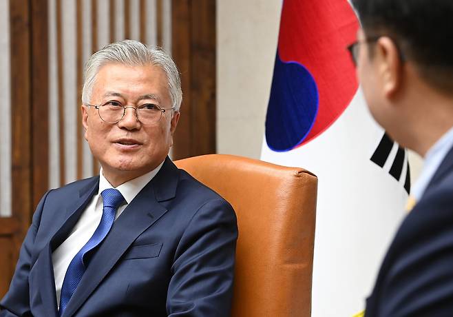 4·27 판문점선언 7주년 기념식 참석차 국회를 방문한 문재인 전 대통령이 25일 국회에서 우원식 국회의장과 만나 대화를 나누고 있다. 국회사진기자단