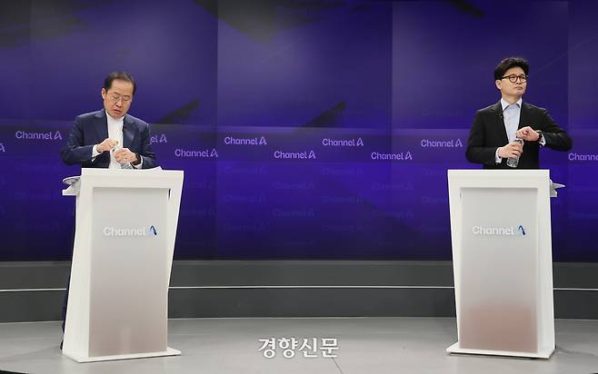 25일 종로구 동아미디어센터 채널A스튜디오에서 국민의힘 대선 2차 경선 진출자인 한동훈, 홍준표 후보가 방송 시작을 기다리고 있다. 국회사진기자단