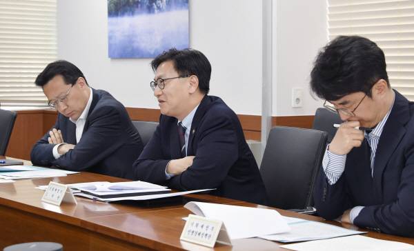 25일 정부서울청사에서 김범석(가운데) 기획재정부 1차관 주재로 ‘물가관계차관회의’가 진행되고 있다. 기재부 제공